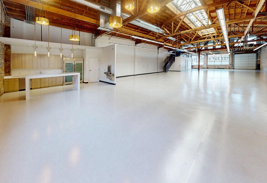 More Photos Of 1640 W Carroll Ave, Chicago Showroom For Lease