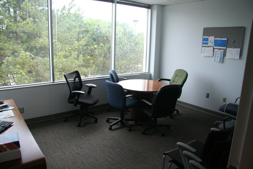More Photos Of N28W23050 Roundy Dr, Pewaukee Office For Sale