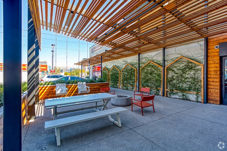 More Photos Of 801 S Main St, Las Vegas Storefront Retail Office For Lease