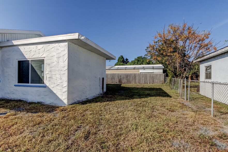 More Photos Of 4539 Mile Stretch Dr, Holiday Office For Sale