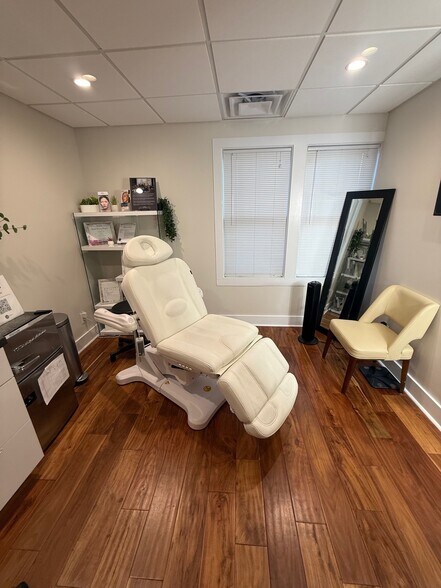 More Photos Of 217 Breckenridge Ln, Louisville Medical For Sale