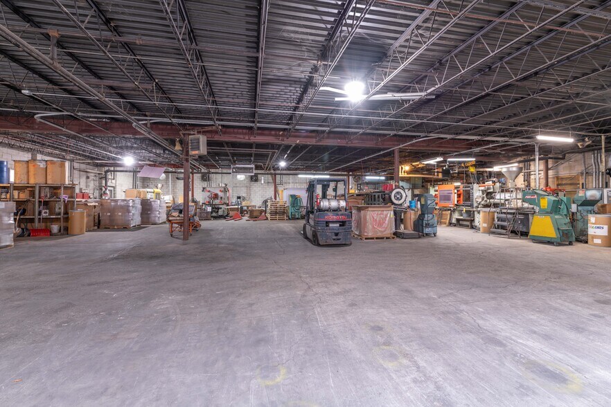 More Photos Of 726 S Broadway, Aurora Warehouse For Sale