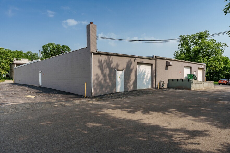 More Photos Of 415 N 3rd St, Rockford Light Distribution For Lease