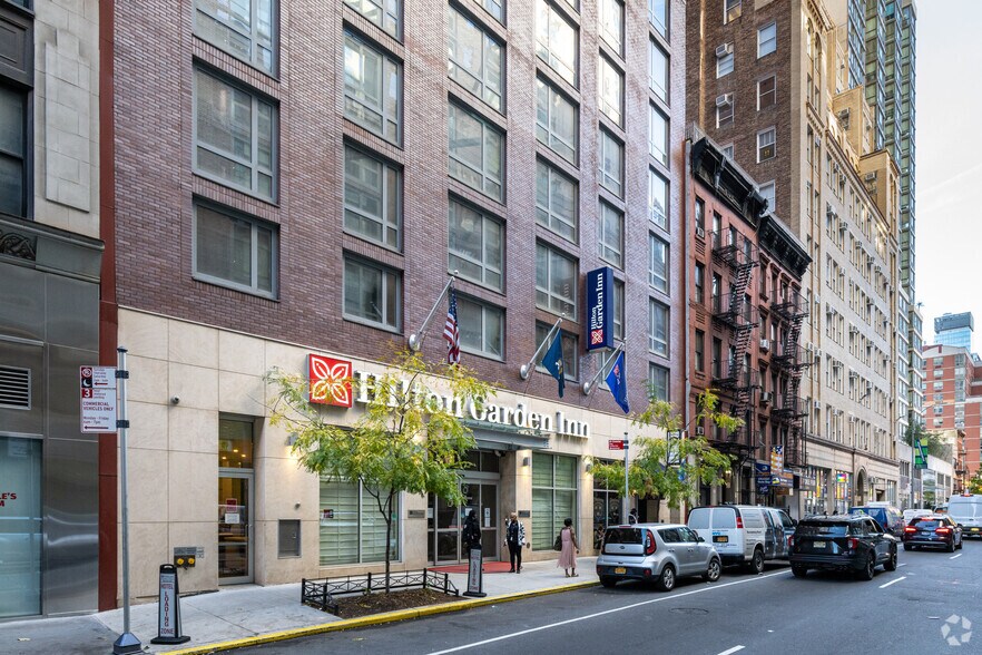 More Photos Of 326 W 37th St, New York Hotel For Lease