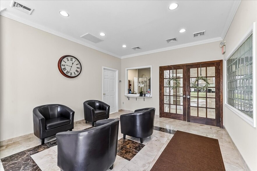 More Photos Of 101 E Darby Rd, Havertown Office For Sale
