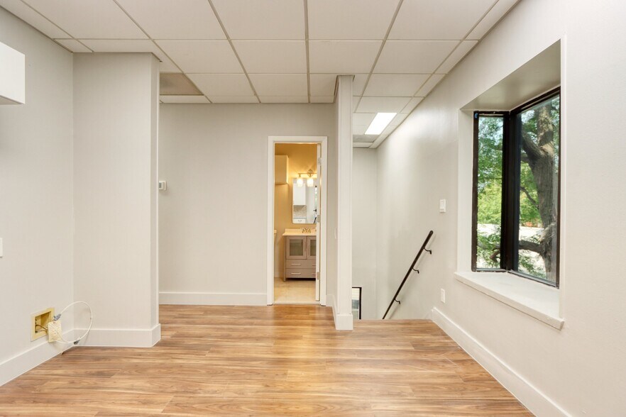 More Photos Of 1717 N Garrett Ave, Dallas Medical For Sale