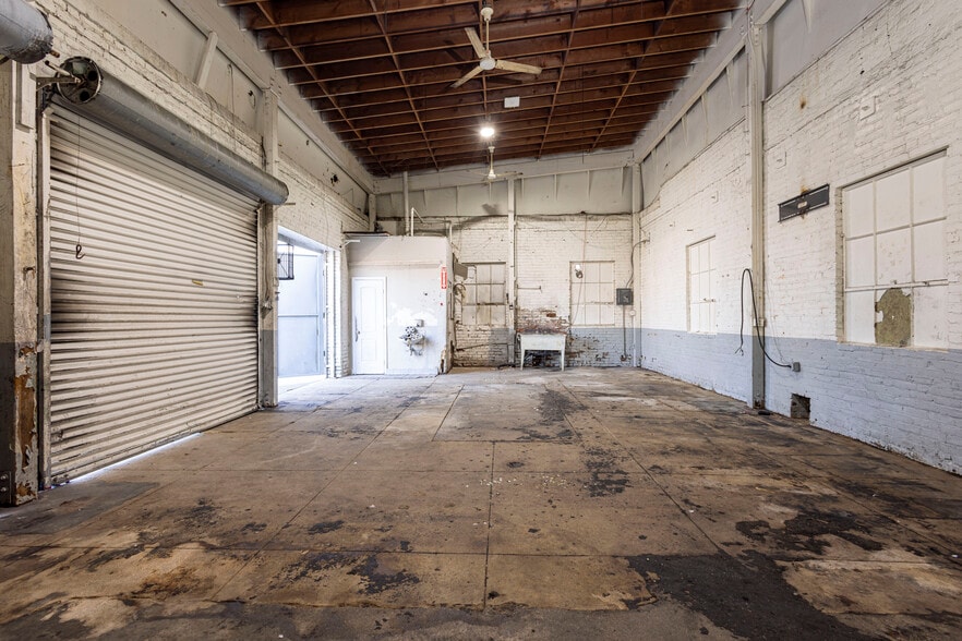 More Photos Of 110 E 62nd St, Los Angeles Auto Repair For Lease