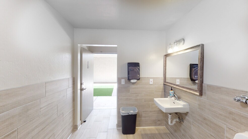 More Photos Of 955 W Chandler Blvd, Chandler Medical For Lease