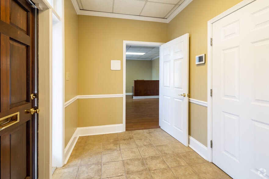 More Photos Of 236 Stockbridge Rd, Jonesboro Office For Sale