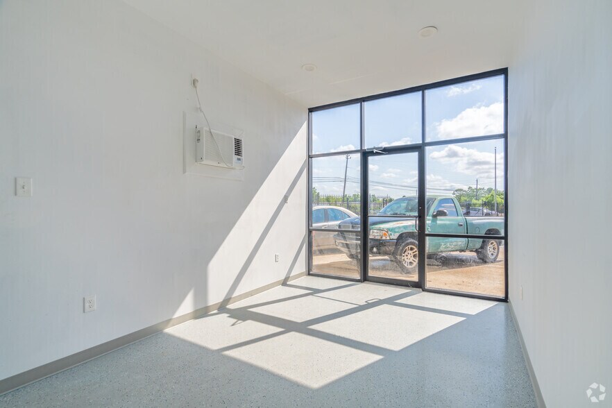 More Photos Of 130 Mitchell Rd, Houston Unknown For Lease