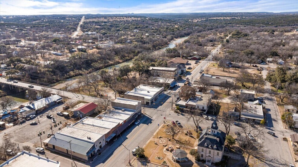 More Photos Of 114 NE Barnard St, Glen Rose Storefront For Lease