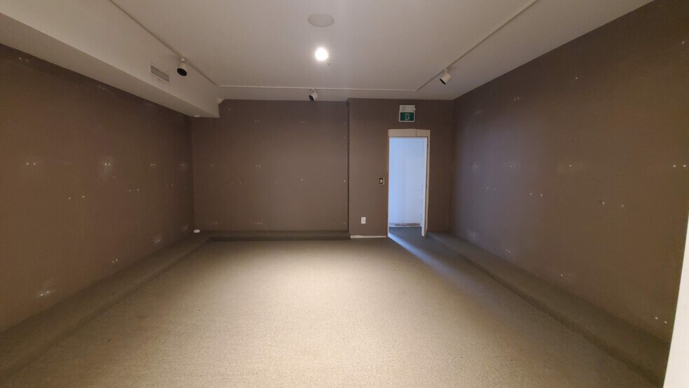 More Photos Of 426 Eglinton Ave W, Toronto Storefront Retail Office For Lease