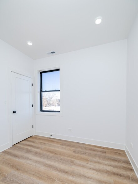 More Photos Of 2941 W Wilcox St, Chicago Apartments For Sale