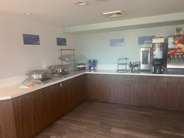 More Photos Of 584 N East St, Woodland Hotel For Sale