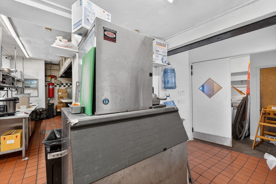 More Photos Of 8713 Gravois Rd, Saint Louis Restaurant For Sale