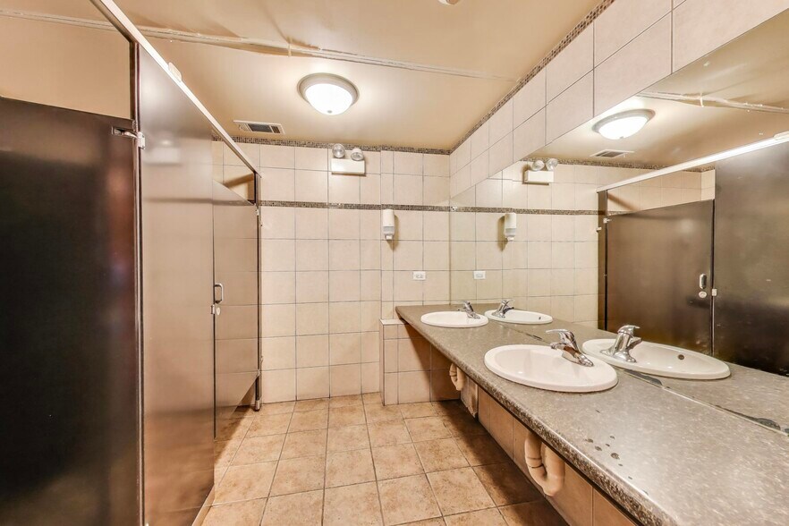 More Photos Of 1715 W Roosevelt Rd, Broadview General Retail For Lease