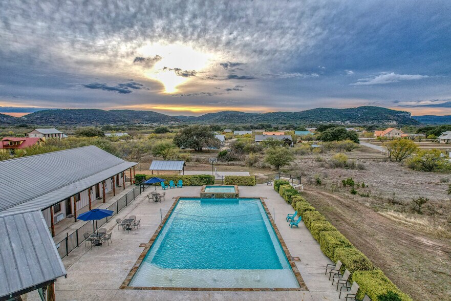 More Photos Of 16 Mountain Laurel Ln, Concan Hospitality For Sale