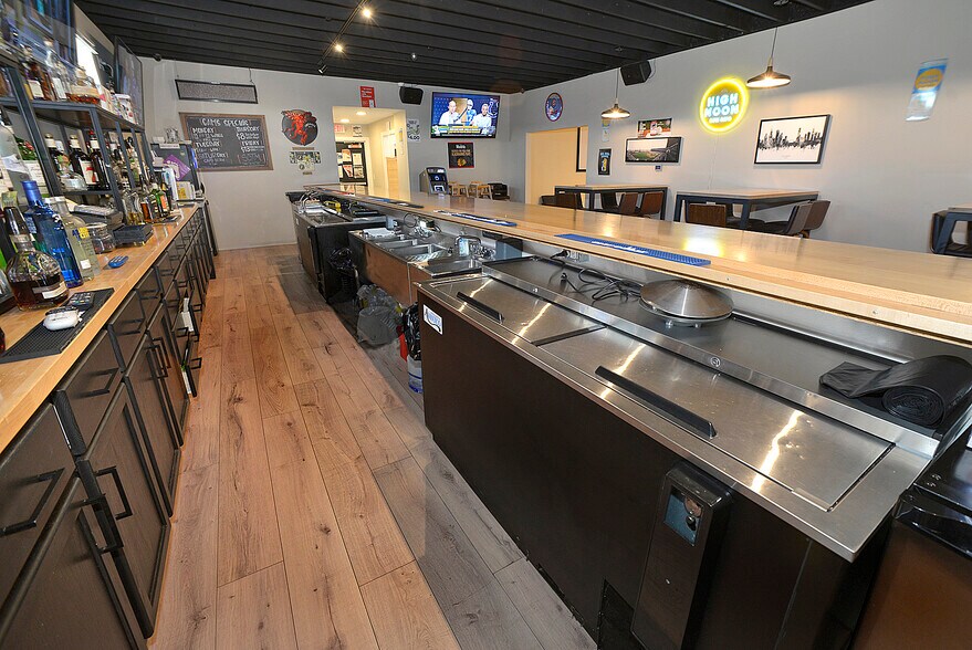 More Photos Of 221 20th Ave, Ottawa Bar For Sale