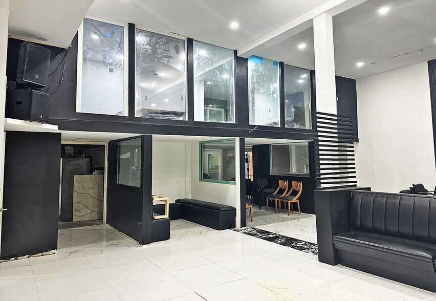 More Photos Of 360 NW 71st St, Miami Flex For Sale