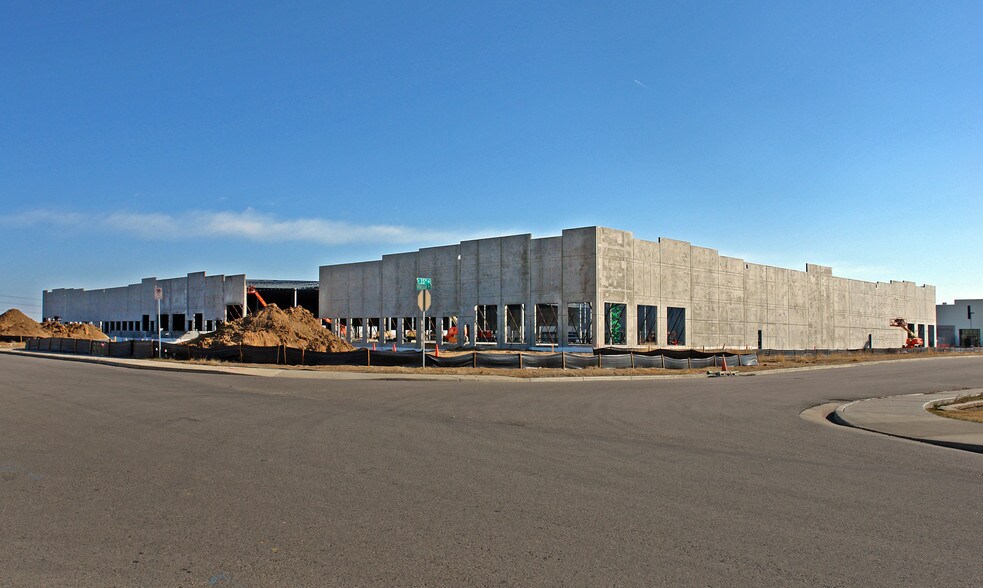 More Photos Of 3500 N Windsor Dr, Aurora Warehouse For Lease