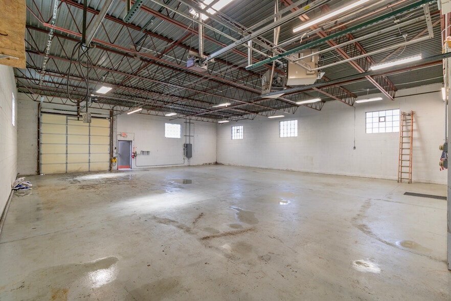 More Photos Of 450 Bennett Rd, Elk Grove Village Warehouse For Lease