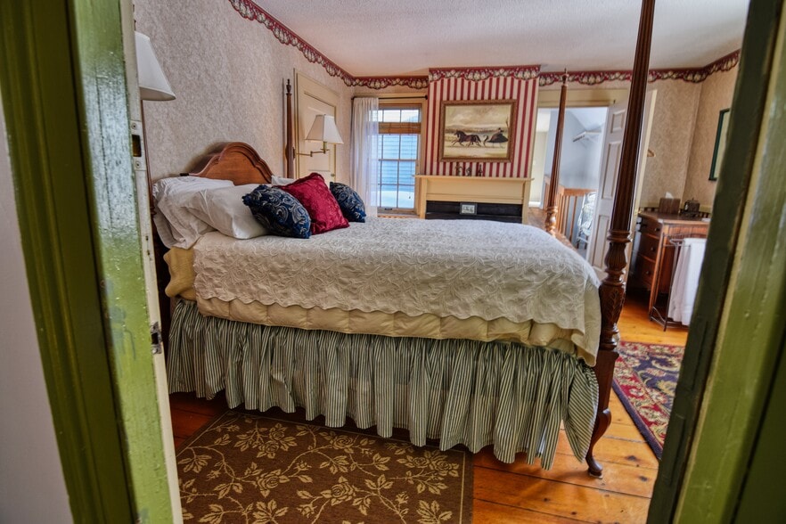 More Photos Of 27 Route 25, Plymouth Hospitality For Sale