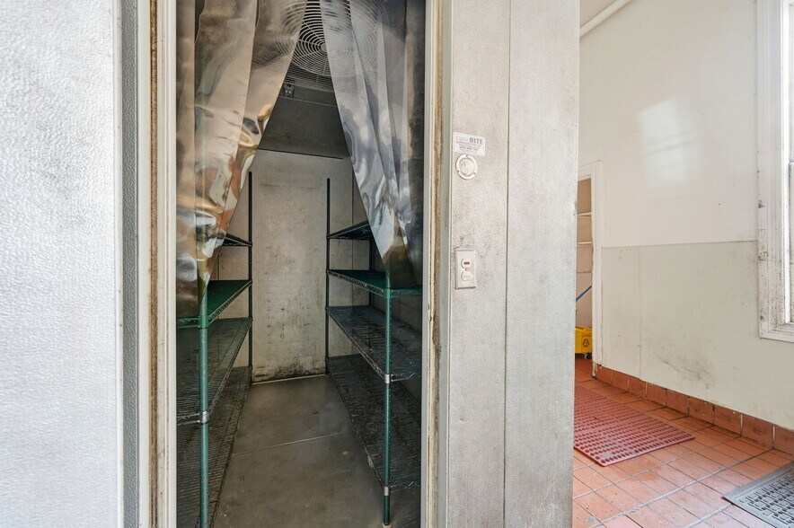 More Photos Of 1037 Valencia St, San Francisco General Retail For Lease