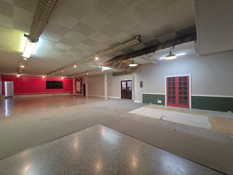 More Photos Of 206 E Main St, Rockwell Storefront Retail Office For Lease