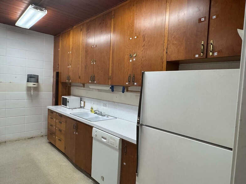 More Photos Of 1810 E Broadway Ave, Enid Flex For Sale