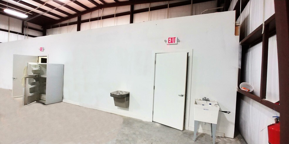 More Photos Of 614 Clear Creek Ave, League City Warehouse For Lease