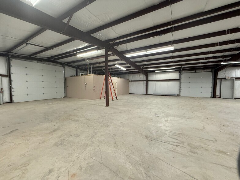 More Photos Of 1814 N Access Rd, Clyde Distribution For Lease