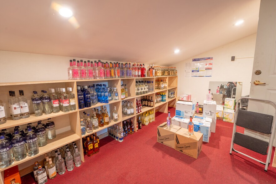 More Photos Of 172 N Main St, Northville Freestanding For Sale