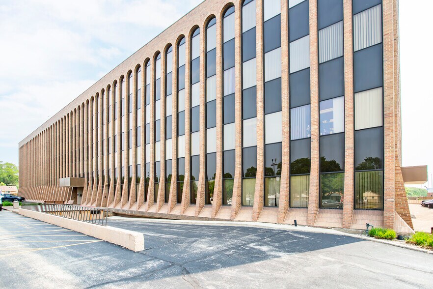 More Photos Of 2340 S River Rd, Des Plaines Office For Lease