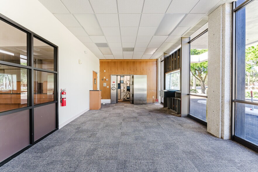More Photos Of 990-1000 N Federal Hwy, Boca Raton Storefront Retail Office For Lease