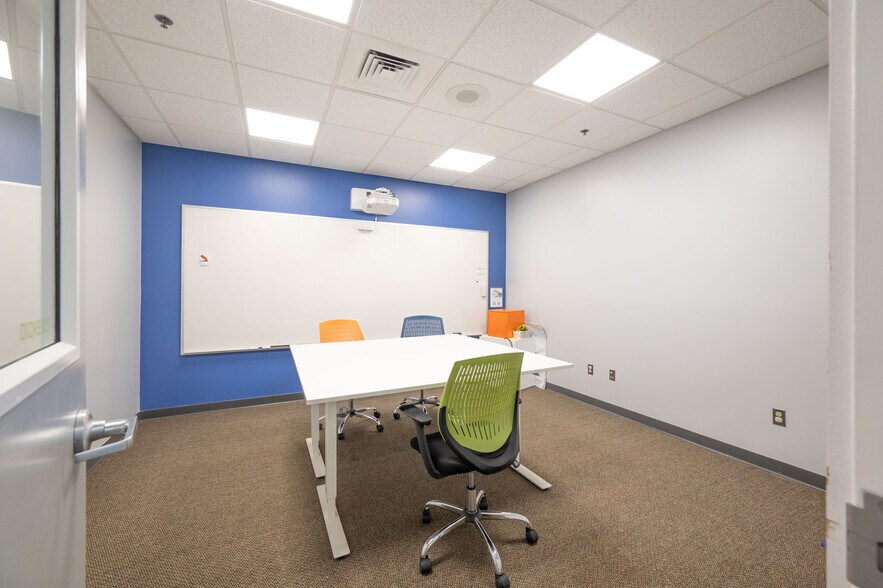 More Photos Of 16-18 Trowbridge Dr, Bethel Light Manufacturing For Sale