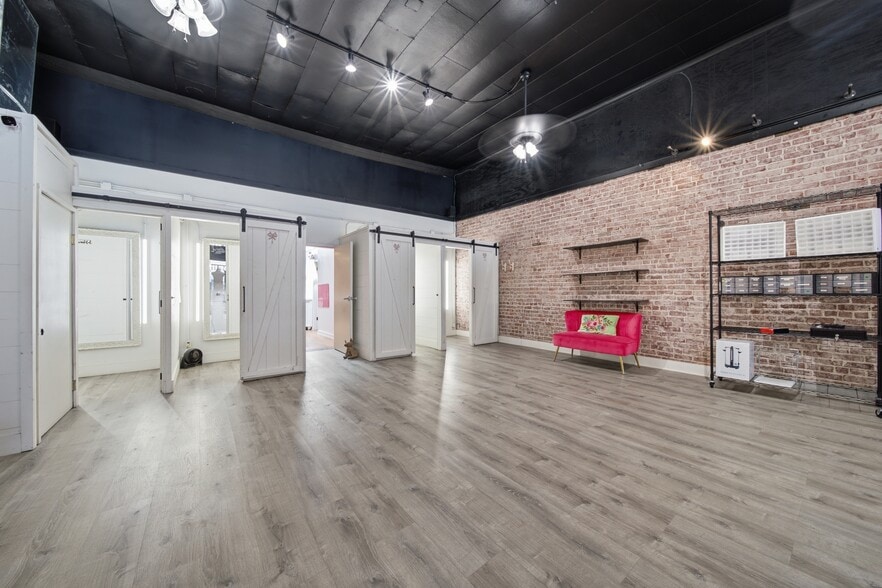 More Photos Of 122 N Main St, Sand Springs Storefront For Sale