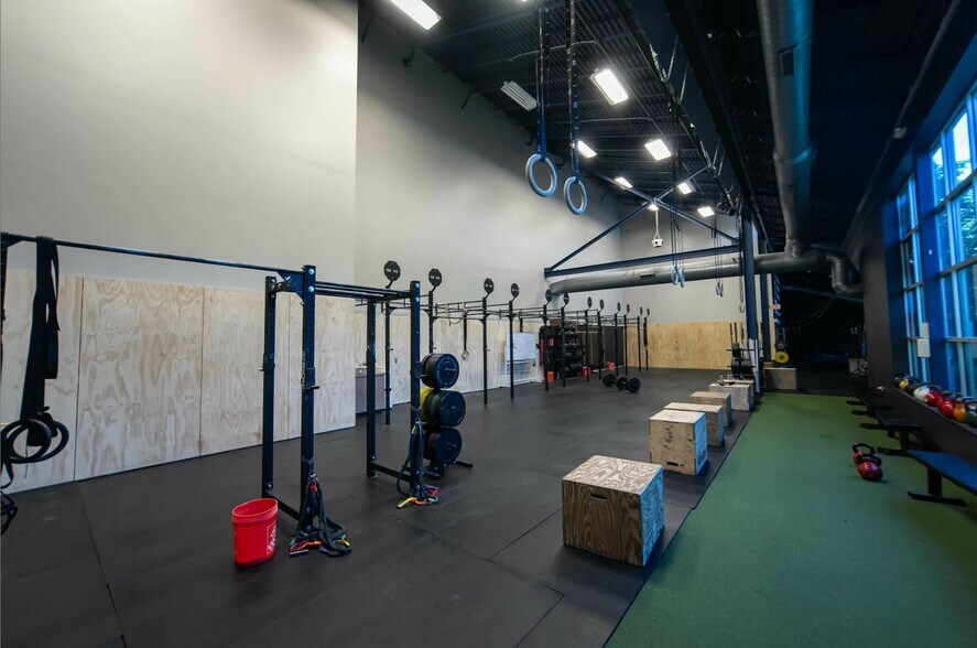 More Photos Of 3770 Dixie Hwy, Waterford Showroom For Sale