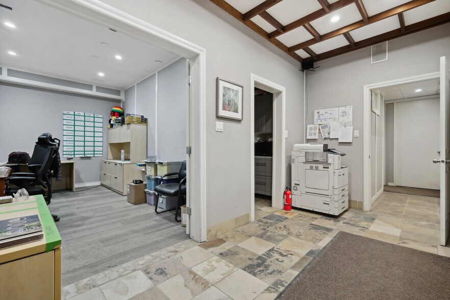 More Photos Of 39 Skyline Cres NE, Calgary Warehouse For Sale