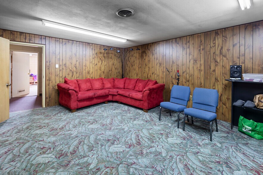 More Photos Of 338 Hazel St, Poplar Bluff Showroom For Sale