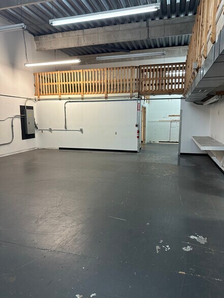 More Photos Of 3 Robinson Rd, Bow Light Distribution For Lease