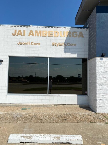 More Photos Of 1600 N Interstate 35 E, Lancaster Storefront Retail Office For Lease