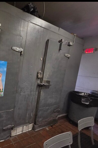 More Photos Of 818 N Pacific Ave, Glendale General Retail For Lease