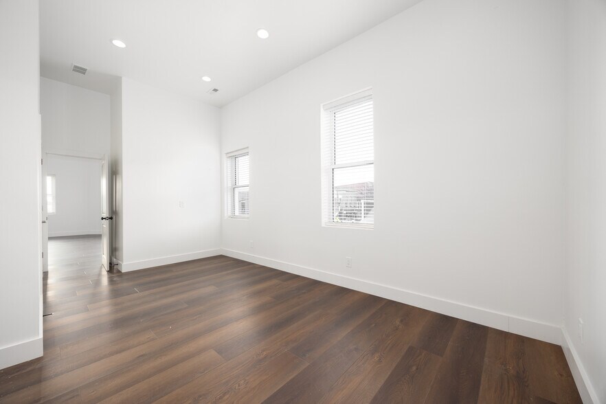More Photos Of 50-52 S Main St, London Storefront Retail Residential For Sale