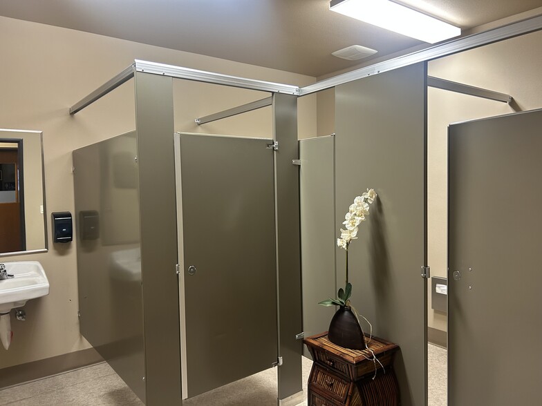 More Photos Of 2500 NE Twin Knolls Dr, Bend Medical For Lease