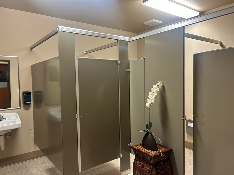 More Photos Of 2500 NE Twin Knolls Dr, Bend Medical For Sale