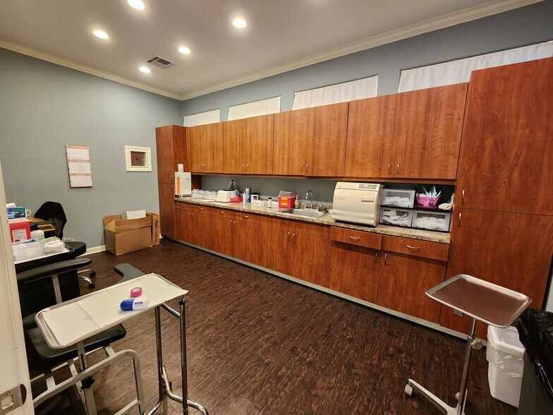 More Photos Of 225 E Edgewood Dr, Friendswood Hospital For Lease