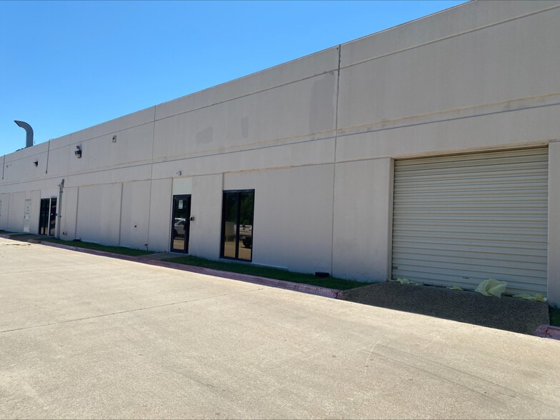 More Photos Of 7920 Elmbrook Dr, Dallas Research And Development For Lease