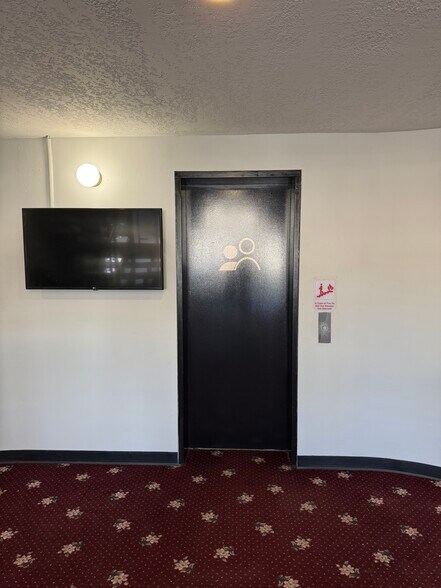 More Photos Of 1300 Cummins Rd, Des Moines General Retail For Lease