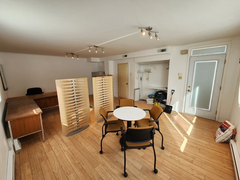 More Photos Of 3994 Boul Saint-Martin O, Laval Storefront Retail Residential For Sale