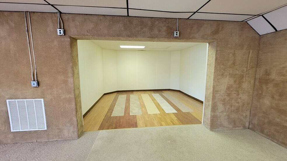 More Photos Of 1222 US HWY 50, Chillicothe Flex For Sale